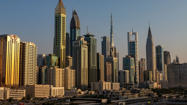 Tòa nhà chọc trời Burj Khalifa, nằm giữa các bất động sản thương mại và dân cư trên đường chân trời thành phố ở Dubai, Các Tiểu vương quốc Ả Rập Thống nhất, vào thứ Sáu, ngày 16 tháng 9 năm 2022. Giá thuê văn phòng tại Dubai đang phục hồi lần đầu tiên sau sáu năm, tăng nhanh hơn ở New York hoặc London khi các ngân hàng và doanh nghiệp toàn cầu mở rộng sang trung tâm tài chính nổi tiếng. Nhiếp ảnh gia: Christopher Pike/Bloomberg , Bloomberg