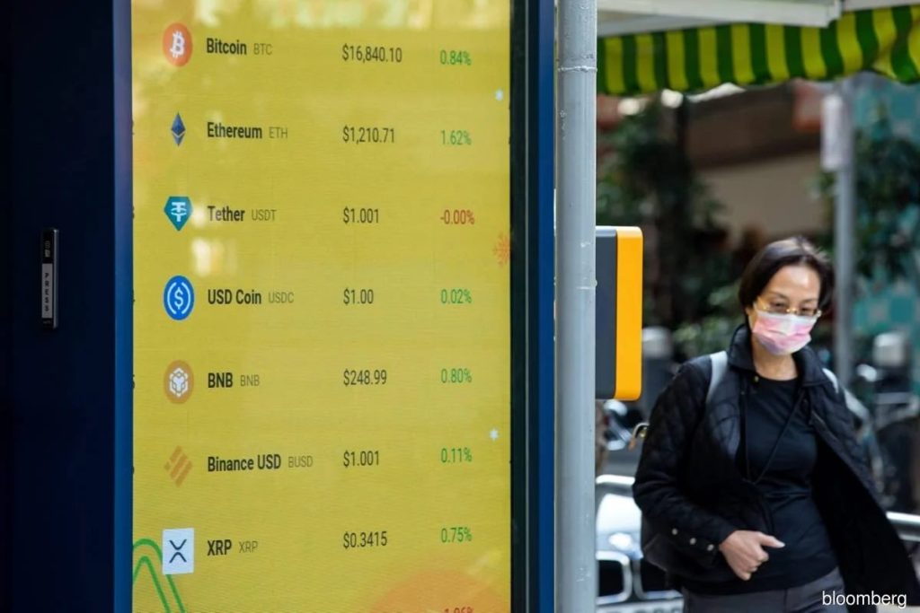 Một màn hình hiển thị giá của tiền điện tử so với Đô la Mỹ ở Hồng Kông. Nhiếp ảnh gia: Paul Yeung/Bloomberg