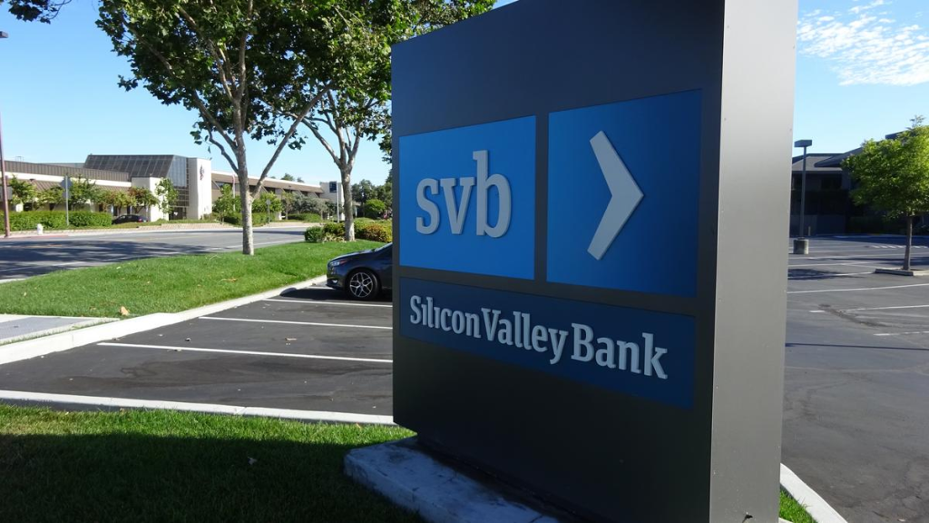 Silicon Valley Bank đầu tư thua lỗ, bán tháo tài sản và cổ phiếu trị giá 21 tỷ USD